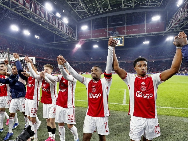 Hráči Ajaxu oslavujú triumf s fanúšikmi