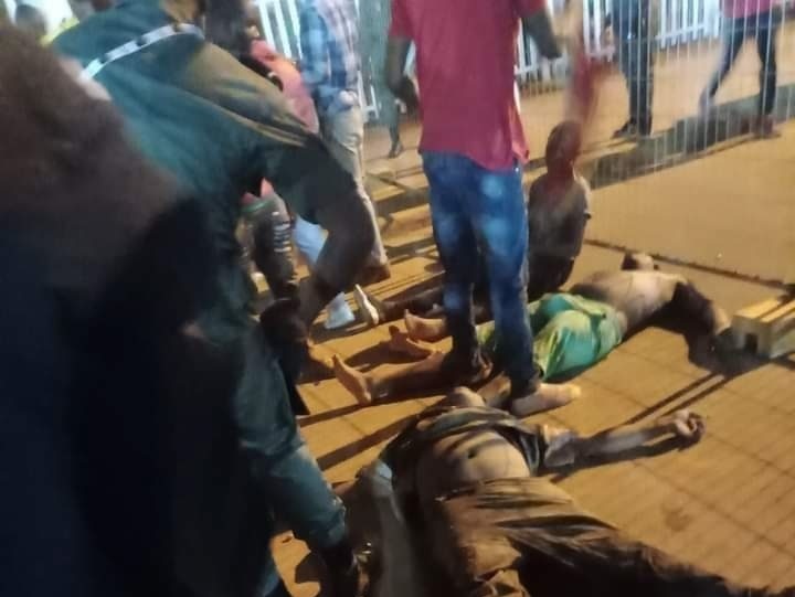 Ľudia pomáhajú zraneným osobám po tlačenici, ku ktorej došlo  pred futbalovým štadiónom pred začiatkom osemfinálového zápasu Kamerun - Komory na Africkom poháre národov v kamerunskej metropole Yaoundé