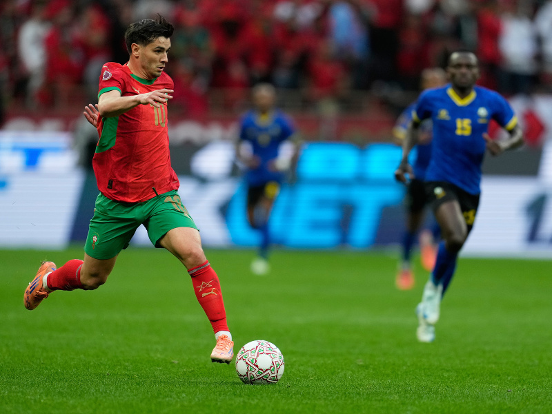 Marocký hráč Brahim Abdelkader Diaz (vľavo) kontroluje loptu v zápase osemfinále Afrického pohára národov