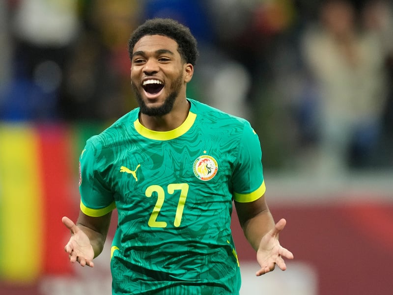 Senegalský hráč Ibrahim Mbaye oslavuje po tom, ako skóroval