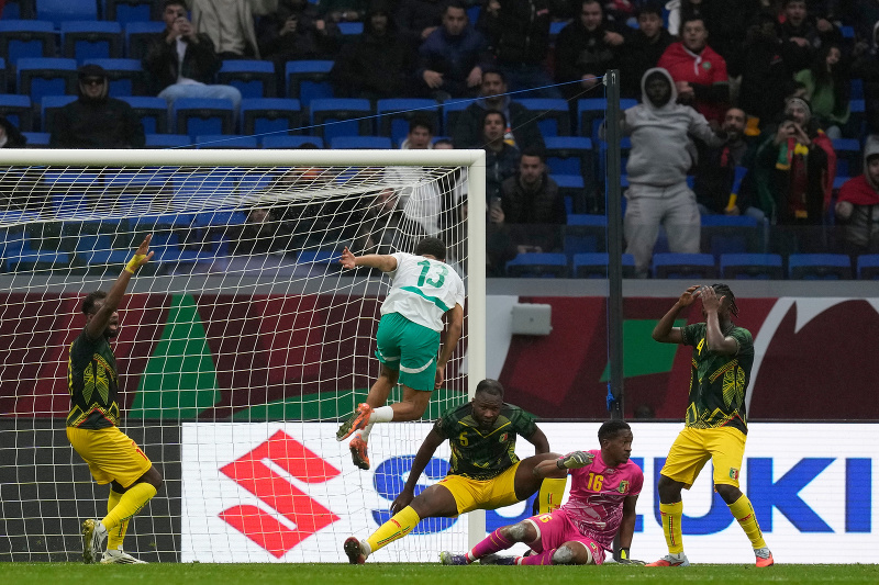 Senegalský hráč Iliman Ndiaye (vľavo hore) strieľa gól