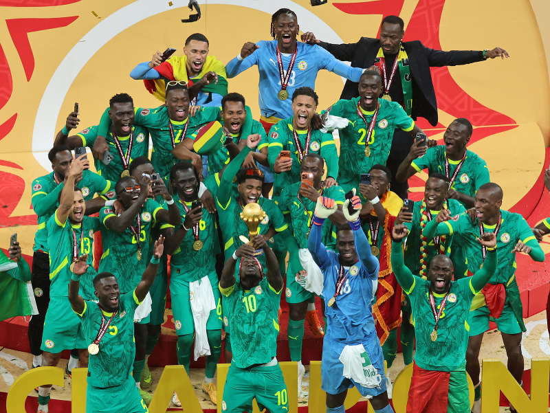 Futbalisti Senegalu oslavujú triumf na Africkom pohári národov