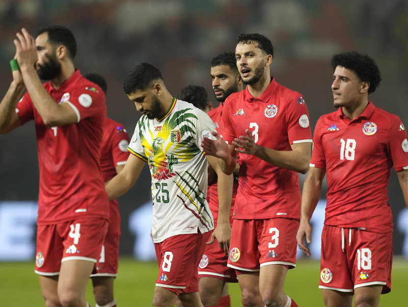 Tuniskí futbalisti ďakujú fanúšikom po remíze 