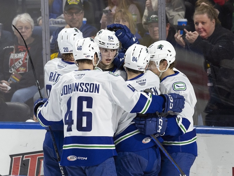 Hráči Abbotsfordu Canucks oslavujú gól