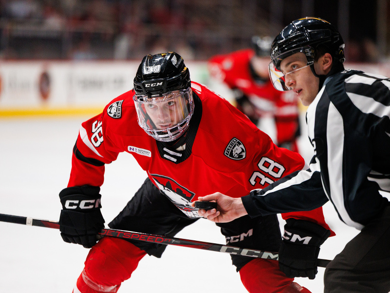 Slovenský hokejista Oliver Okuliar v drese Charlotte Checkers