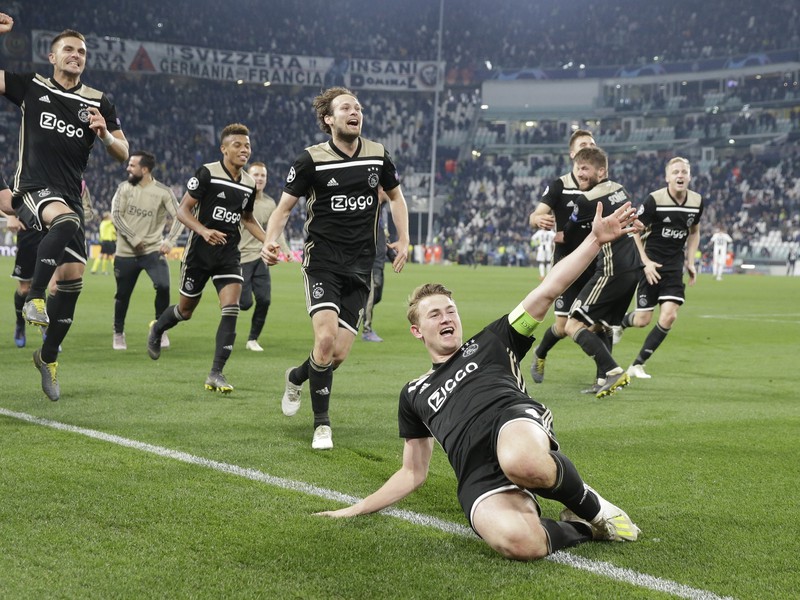 Radosť hráčov Ajaxu Amsterdam z postupu do semifinále Ligy majstrov