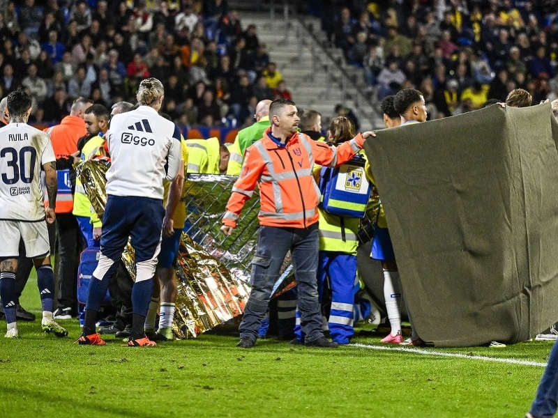 Zápas holandskej futbalovej ligy bol  predčasne ukončený kvôli vážnemu stavu brankára Etiennea Vaessena