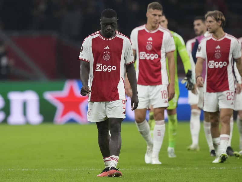 Sklamaní hráči Ajaxu Amsterdam, v popredí Brian Brobbey
