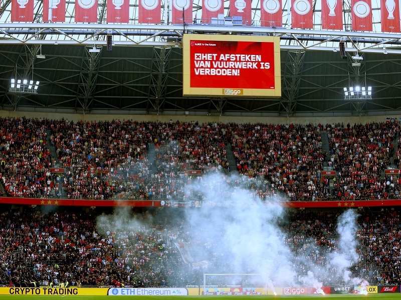 Fanúšikovia Ajaxu počas zápasu s Feyenoordom
