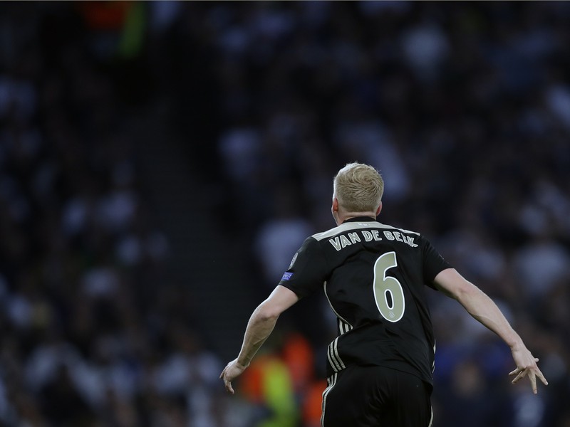 Donny van de Beek oslavuje svoj úvodný gól