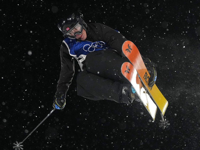 Nórsky akrobatický lyžiar Tormod Frostad počas Big Air