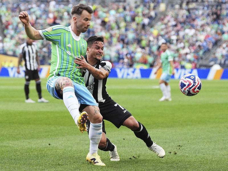 Albert Rusnák v drese Seattlu Sounders počas zápasu na MS klubov FIFA 2025