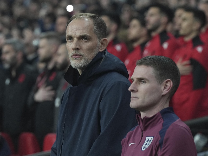 Tréner Thomas Tuchel (vľavo) počas anglickej hymny na štadióne vo Wembley