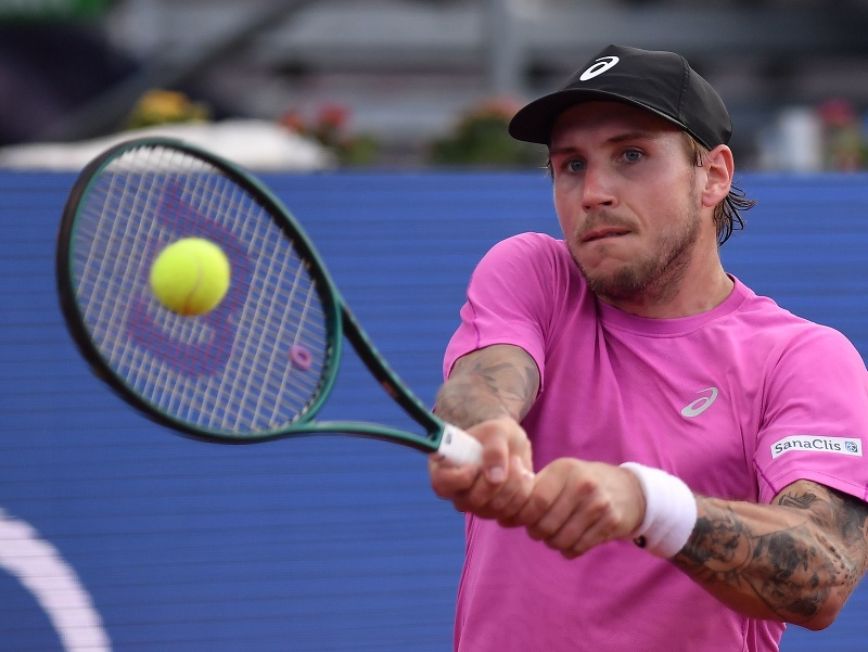Slovenský tenista Alex Molčan odvracia úder Mariana Navoneho z Argentíny 