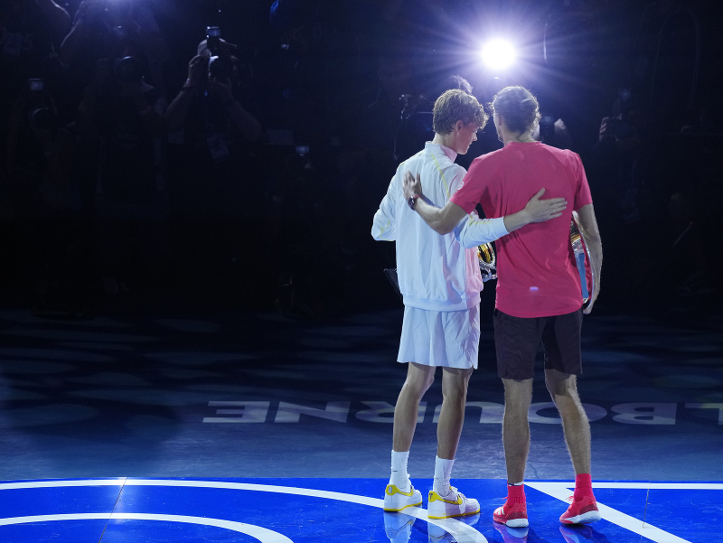 Na snímke nemecký tenista Alexander Zverev (vpravo) gratuluje k víťazstvu Talianovi Jannikovi Sinnerovi po finále mužskej dvojhry na grandslamovom turnaji Australian Open 