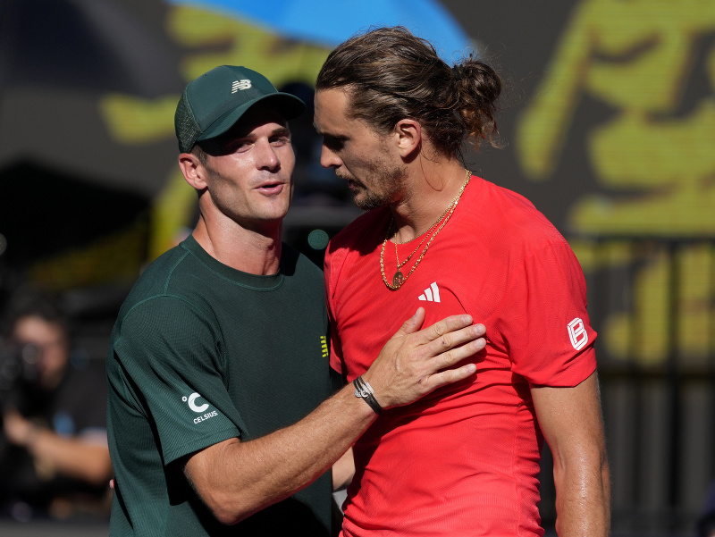 Tommy Paul a Alexander Zverev na sieti po skončení štvrťfinálového zápasu