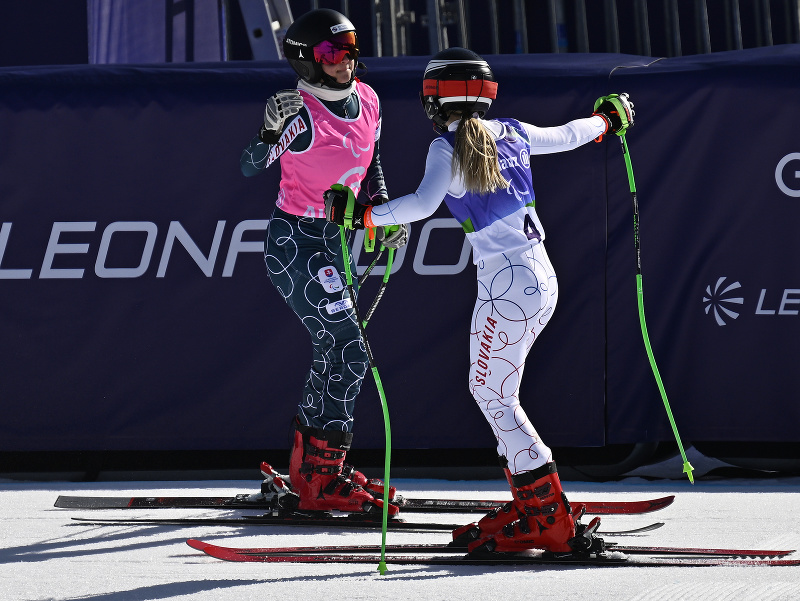 Na snímke vpravo slovenská paraalpská lyžiarka Alexandra Rexová a navádzačka Sophia Polák reagujú v cieli tréningovej jazdy na XIV. zimných paralympijských hrách v Cortine d'Ampezzo 