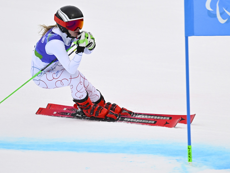 Slovenská paraalpská lyžiarka Alexandra Rexová na trati pretekov obrovského slalomu žien počas ZPH 2026