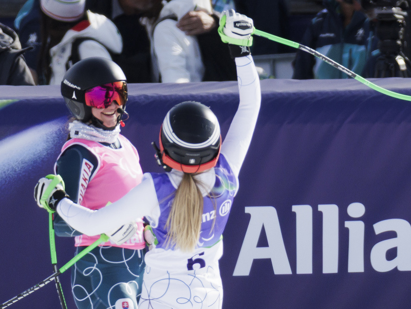 Na snímke slovenská paralpská lyžiarka Alexandra Rexová s navádzačkou Sophiou Polákovou v cieli pretekov super-G žien na XIV. zimných paralympijských hrách 2026 v Cortine d'Ampezzo