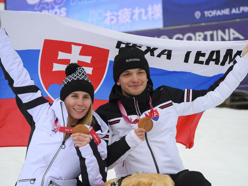 Vľavo slovenská paraalpská lyžiarka Alexandra Rexová s navádzačom Matúšom Ďurišom 