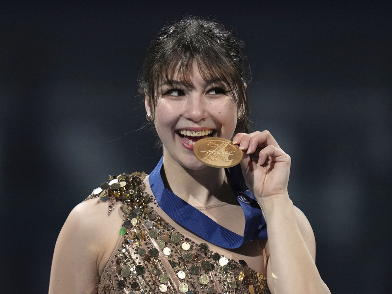 Američanka Alysa Liuová oslavuje celkový triumf na MS v krasokorčuľovaní