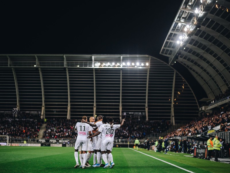 Hráči tímu Amiens SC sa radujú z gólu