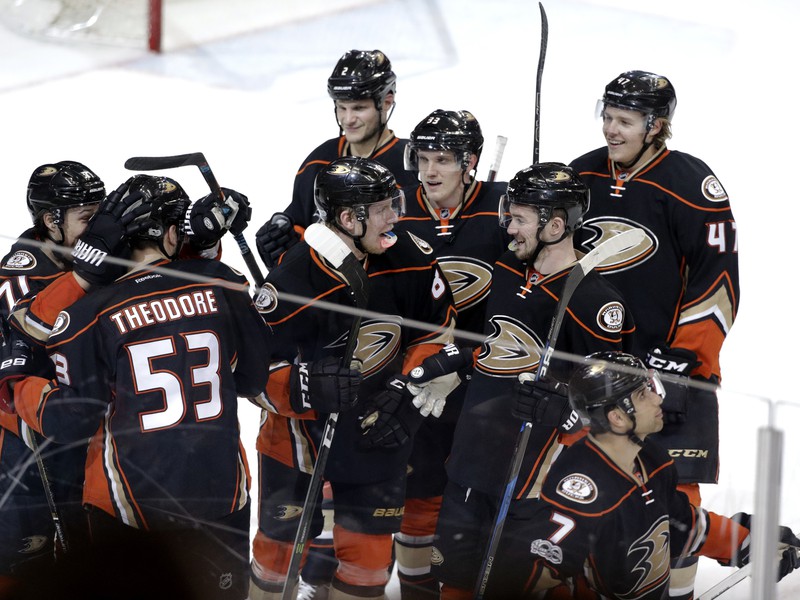 Hráči Anaheimu Ducks oslavujú triumf v poslednom zápase základnej časti