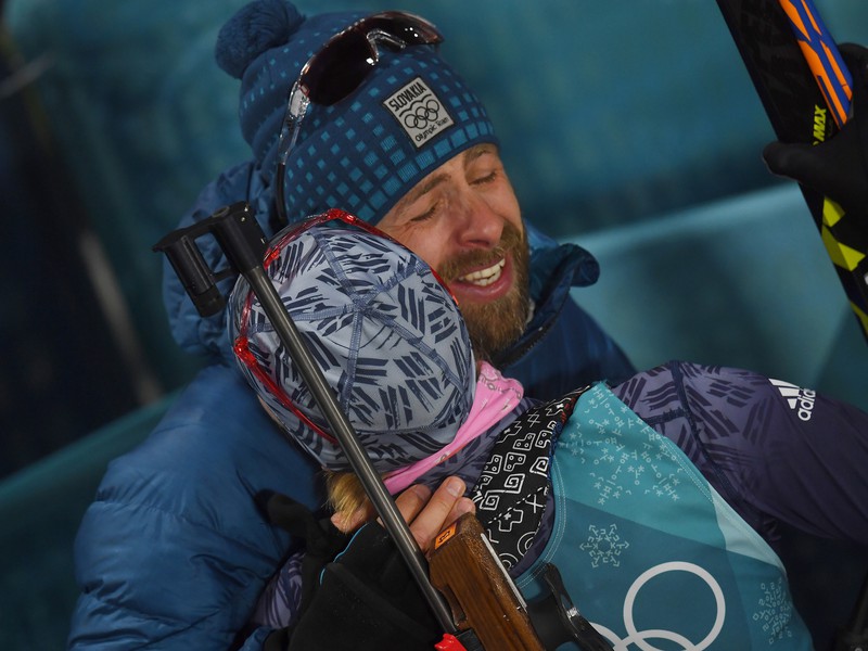 Anastasia Kuzminová sa raduje v cieli so svojím manželom Danielom zo zisku striebornej medaily v stíhacích pretekoch žien na 10 km