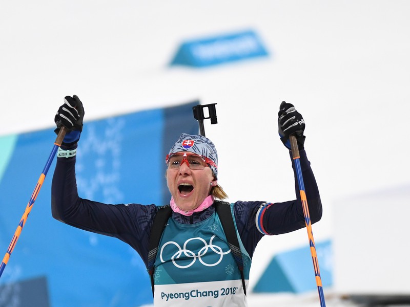 Anastasia Kuzminová sa teší z druhého miesta v cieli po stíhacích biatlonových pretekoch žien na 10 km