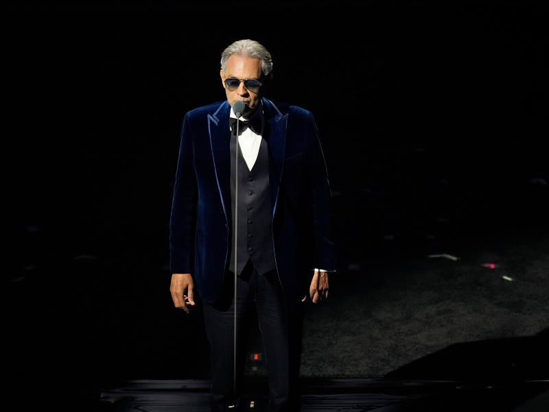 Taliansky tenorista Andrea Bocelli vystupuje počas žrebu majstrovstiev sveta vo futbale v Kennedyho centre vo Washingtone