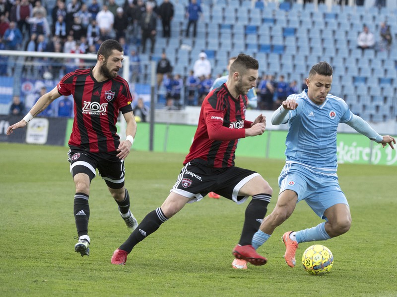 Na snímke sprava Moha (Slovan), Andrej Kadlec a Vachtang Čanturišvili (obaja Trnava)