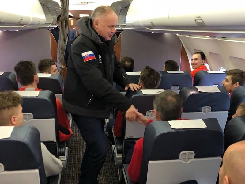 Prezident Andrej Kiska so slovenskými športovcami pri odlete vládnym špeciálom