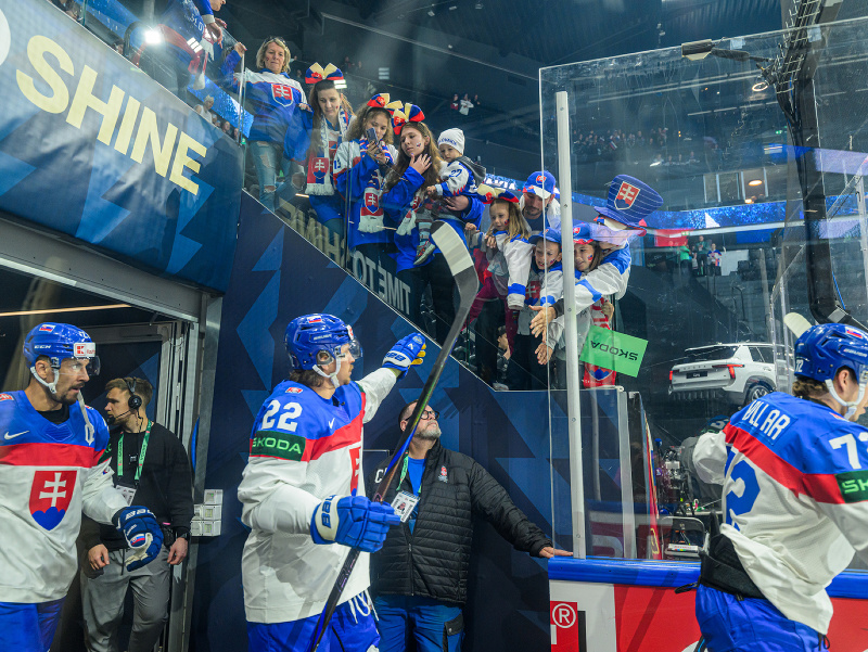 Na snímke slovenskí hokejisti sprava Andrej Kollár, Kristián Pospíšil a kapitán Marek Hrivík sa zdravia s fanúšikmi