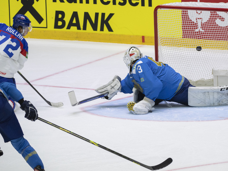 Na snímke hokejista Andrej Kollár (Slovensko) strieľa gól brankárovi Andrejovi Šutovovi (Kazachstan)