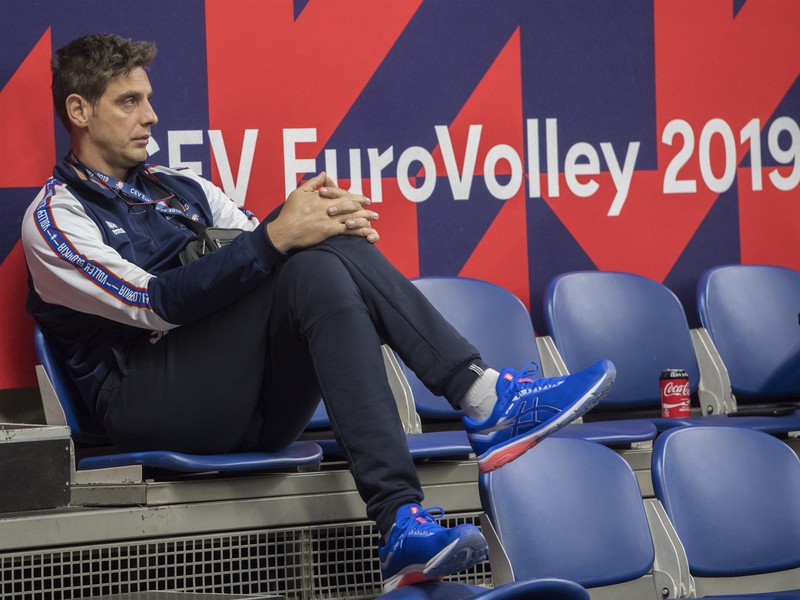 Slovenský tréner Andrej Kravárik sleduje súboj Španielska s Nemeckom