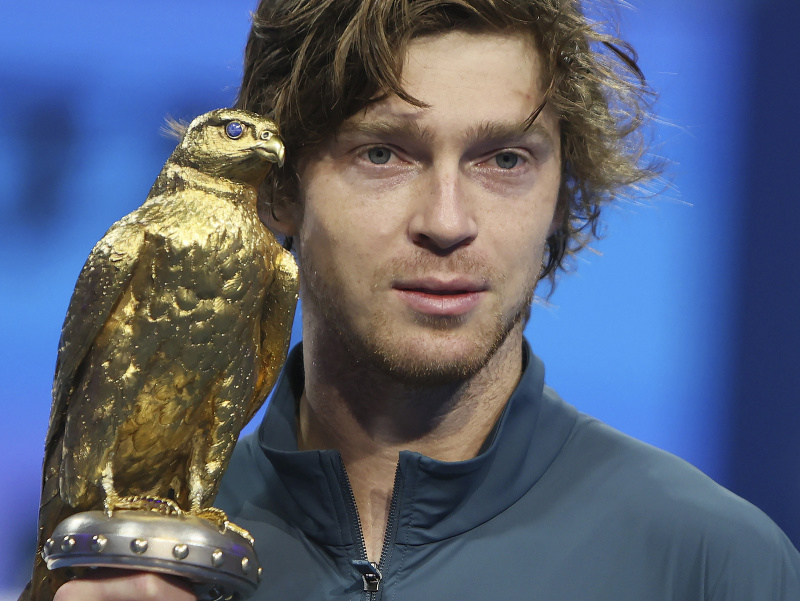 Ruský tenista Andrej Rubľov s trofejou pre víťaza Qatar Open