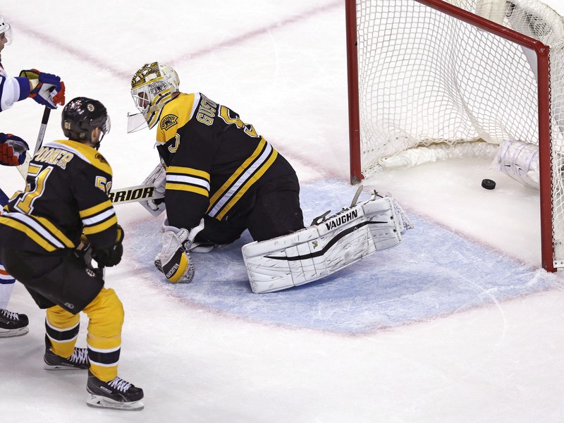 Andrej Sekera strieľa rozhodujúci gól proti Bostonu