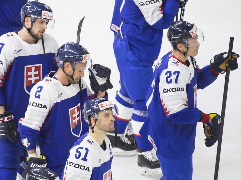 Smutní slovenskí hokejisti po prehre 0:2, zľava Martin Bakoš, Andrej Sekera, Dominik Graňák a Ladislav Nagy