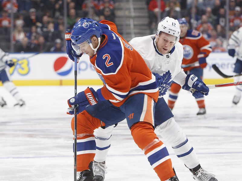 Andrej Sekera a Connor Brown v súboji