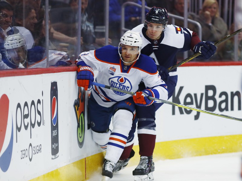 Slovenský obranca Oilers Andrej Sekera (vľavo) v hráč Colorada Joe Colborne (vpravo)
