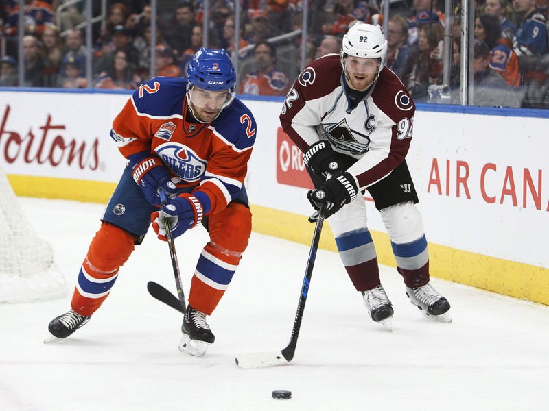Andrej Sekera v súboji s Gabrielom Landeskogom