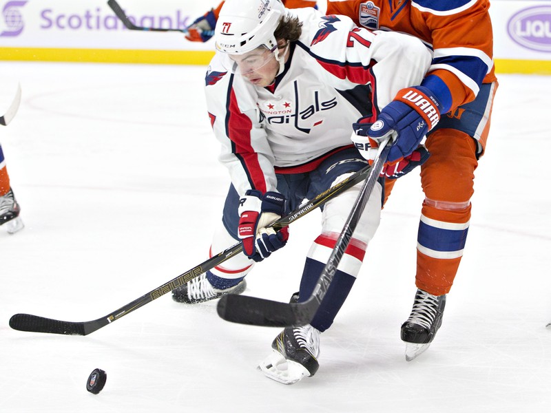 T.J. Oshie (77) a Andrej Sekera (2) zápasia o puk