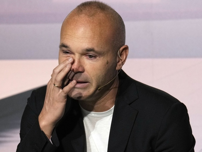 Španielsky futbalista Andrés Iniesta oficiálne ukončil hráčsku kariéru