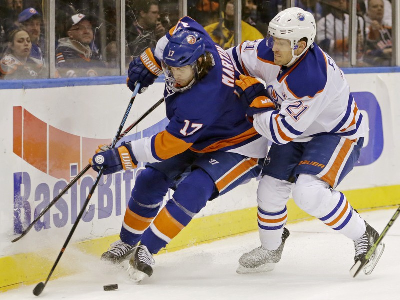Andrew Ference (21) a Matt Martin (17)