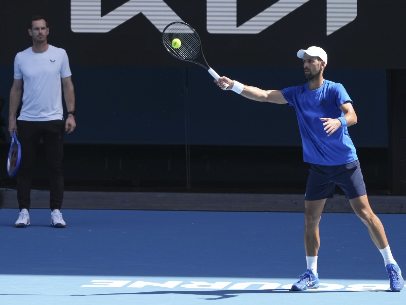Srbský tenista Novak Djokovič a jeho tréner Andy Murray počas tréningu pred štartom Australian Open