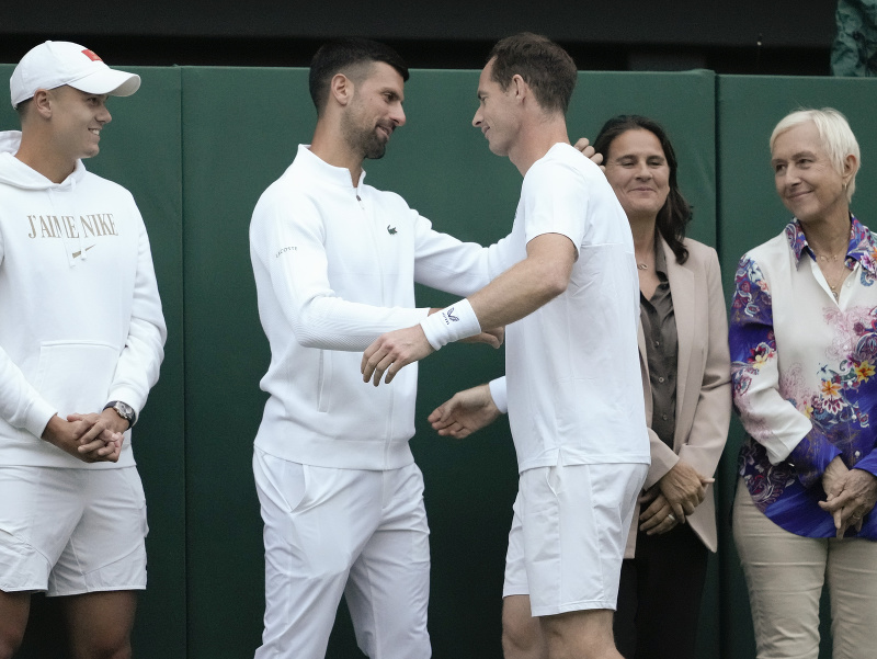 Novak Djokovič sa chystá objať Andyho Murrayho počas wimbledonskej rozlúčky