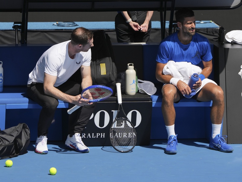 Srbský tenista Novak Djokovič a jeho tréner Andy Murray počas tréningu pred štartom Australian Open