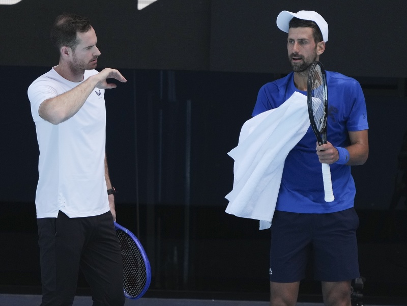 Srbský tenista Novak Djokovič a jeho tréner Andy Murray počas tréningu pred štartom Australian Open