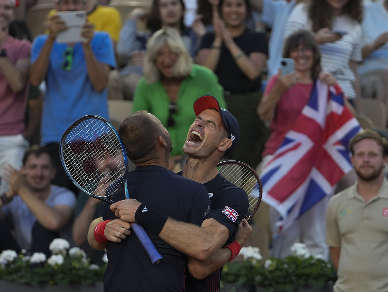 Dan Evans a Andy Murray oslavujú deblový triumf