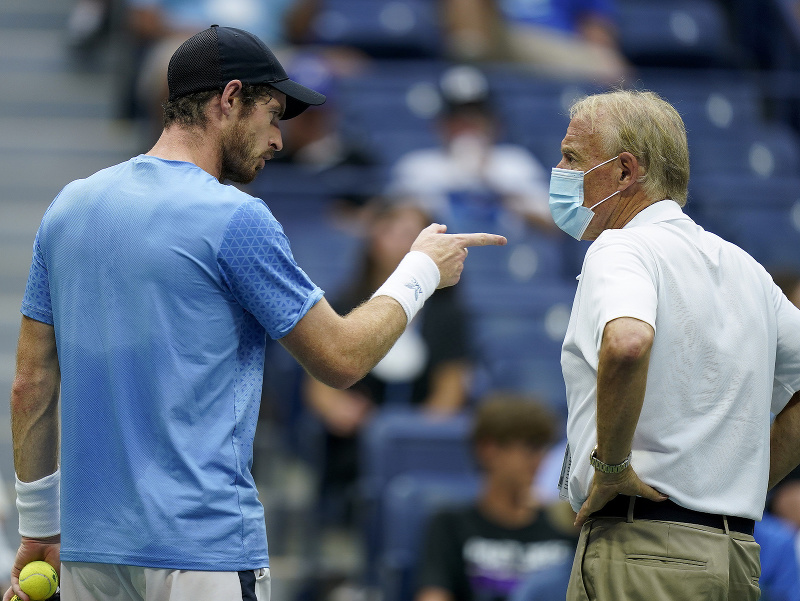 Britský tenista Andy Murray sa sťažuje na svojho súpera Stefanosa Tsitsipasa